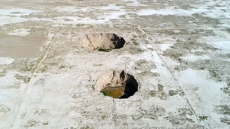 בולענים שנוצרו עקב הבצורת | AP בולענים שנוצרו עקב הבצורת | AP