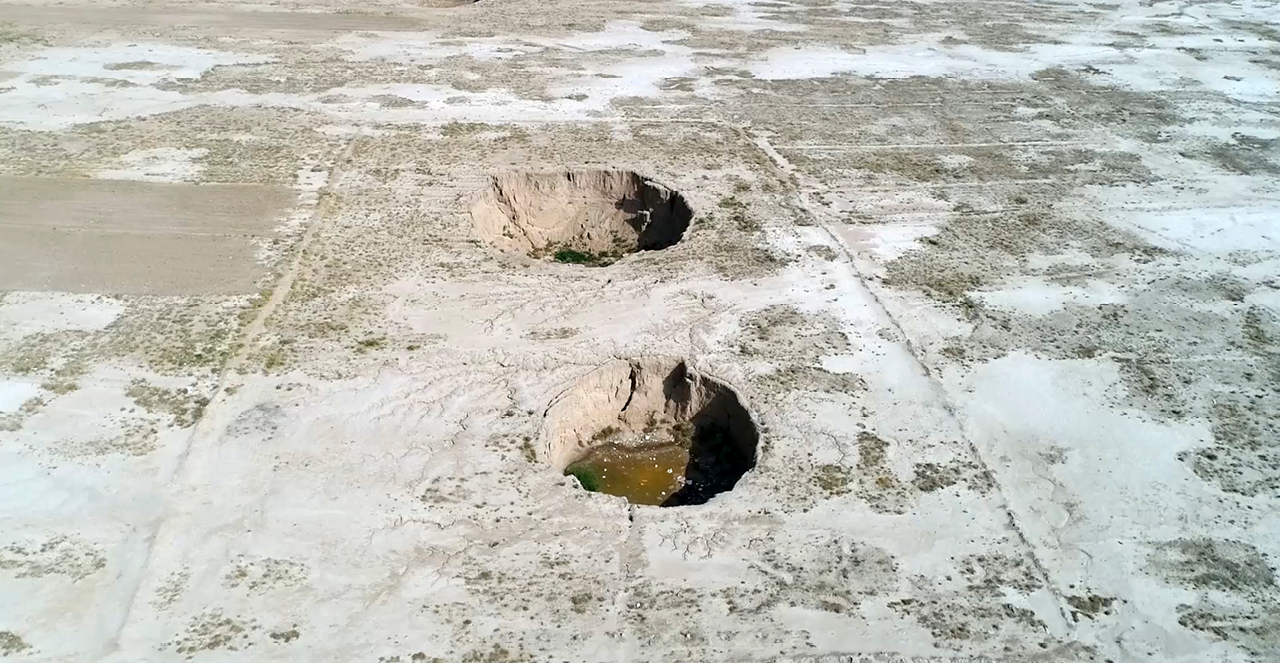 בולענים שנוצרו עקב הבצורת | AP