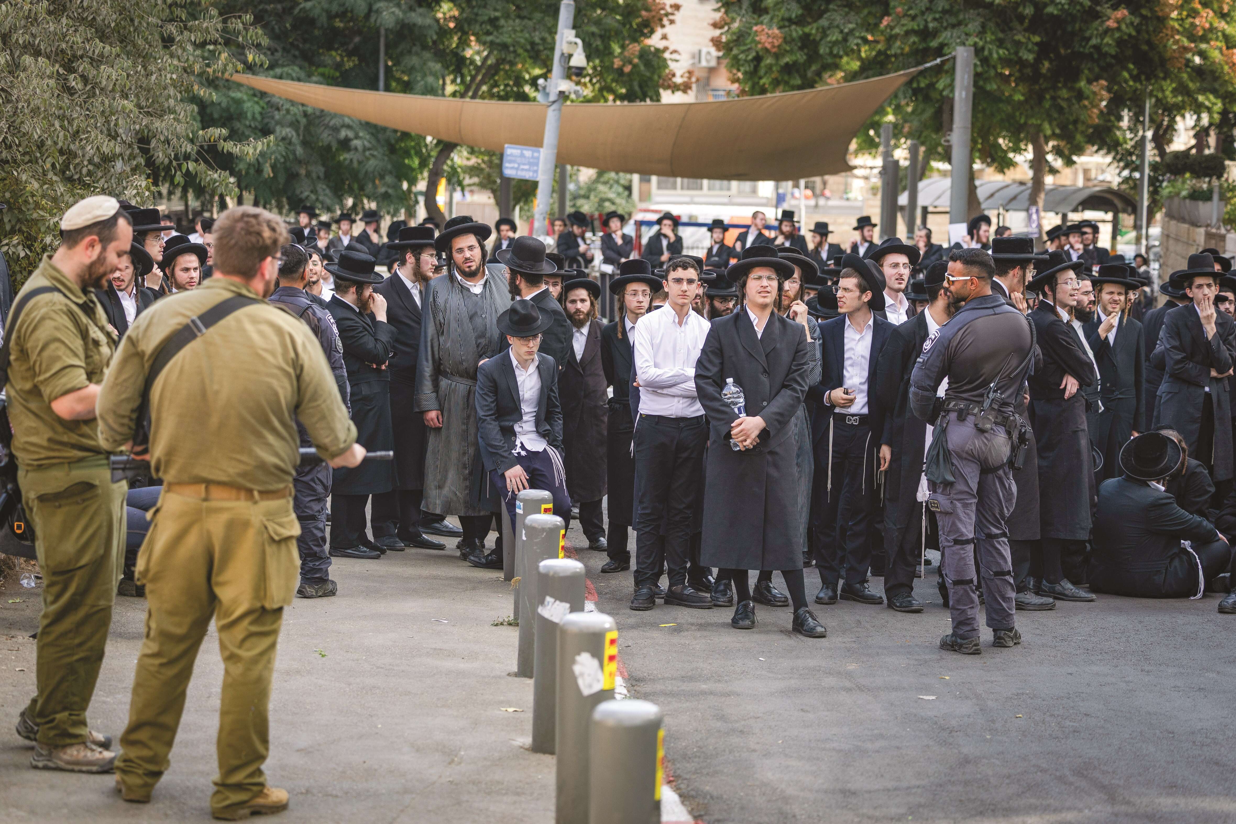 חרדים מפגינים מול לשכת הגיוס בירושלים, בשבוע שעבר | חיים גולדברג, פלאש 90