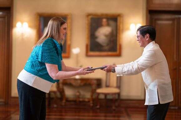 קורש ונשיא הפיליפינים פרדיננד מרקוס בטקס הגשת כתב האמנה, באוגוסט האחרון | Presidential Communications Office קורש ונשיא הפיליפינים פרדיננד מרקוס בטקס הגשת כתב האמנה, באוגוסט האחרון | Presidential Communications Office