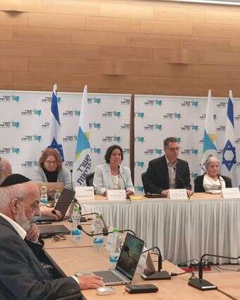 מנכ״ל משרד הבריאות, משה בר סימן טוב יחד עם ועדת סל התרופות לשנת 2026 | ללא קרדיט