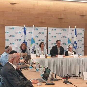 מנכ״ל משרד הבריאות, משה בר סימן טוב יחד עם ועדת סל התרופות לשנת 2026 | משרד הבריאות