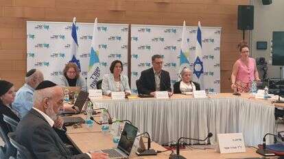 מנכ״ל משרד הבריאות, משה בר סימן טוב יחד עם ועדת סל התרופות לשנת 2026 | ללא קרדיט