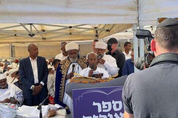 קריאה מתוך ספר התורה "אורית" שהוצג בחג הסיגד בירושלים | ללא קרדיט קריאה מתוך ספר התורה "אורית" שהוצג בחג הסיגד בירושלים | ללא קרדיט