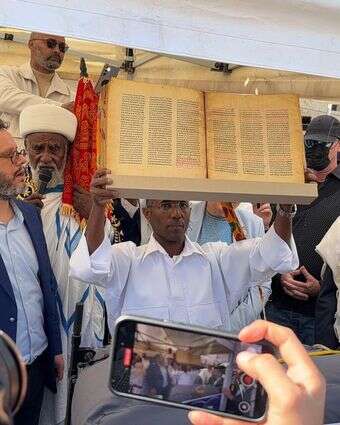 ספר התורה "אורית" שהוצג בחג הסיגד בירושלים | ללא קרדיט