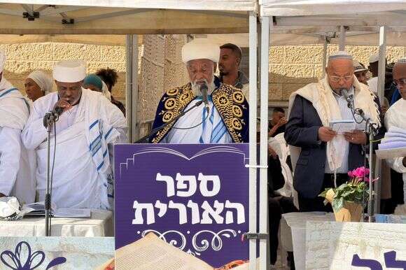 קריאה מתוך ספר התורה "אורית" שהוצג בחג הסיגד בירושלים | ללא קרדיט קריאה מתוך ספר התורה "אורית" שהוצג בחג הסיגד בירושלים | ללא קרדיט