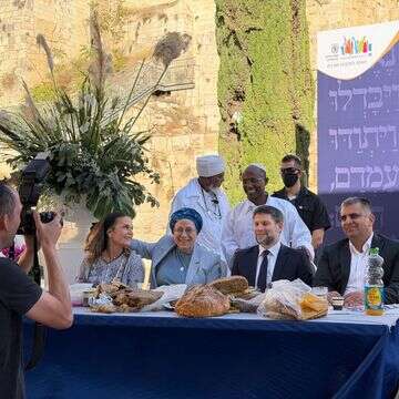 השרים בצלאל סמוטריץ', אורית סטרוק ואופיר סופר, יחד עם ח"כ מיכל וולדיגר, בציון חג הסיגד בירושלים | ללא קרדיט