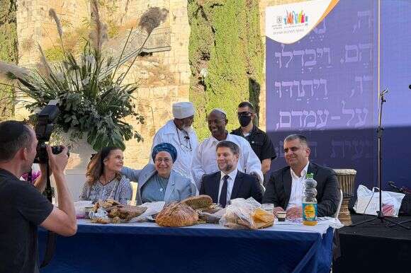 השרים בצלאל סמוטריץ', אורית סטרוק ואופיר סופר, יחד עם ח"כ מיכל וולדיגר, בציון חג הסיגד בירושלים | ללא קרדיט השרים בצלאל סמוטריץ', אורית סטרוק ואופיר סופר, יחד עם ח"כ מיכל וולדיגר, בציון חג הסיגד בירושלים | ללא קרדיט