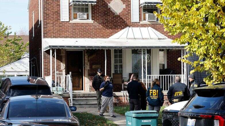 כוחות של ה-FBI למלחמה בטרור במהלך החיפוש בתא הטרור שנחשף בדירבורן, מישיגן | AFP