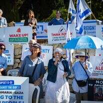 נדיה מטר ויהודית קצובר (במרכז), יחד עם חברי תנועת הריבונות, מפגינים מחוץ לישיבת הממשלה | יונתן זינדל, פלאש 90