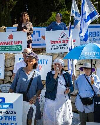 נדיה מטר ויהודית קצובר (במרכז), יחד עם חברי תנועת הריבונות, מפגינים מחוץ לישיבת הממשלה | יונתן זינדל, פלאש 90 נדיה מטר ויהודית קצובר (במרכז), יחד עם חברי תנועת הריבונות, מפגינים מחוץ לישיבת הממשלה | יונתן זינדל, פלאש 90