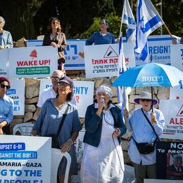 נדיה מטר ויהודית קצובר (במרכז), יחד עם חברי תנועת הריבונות, מפגינים מחוץ לישיבת הממשלה | יונתן זינדל, פלאש 90