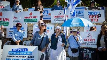 נדיה מטר ויהודית קצובר (במרכז), יחד עם חברי תנועת הריבונות, מפגינים מחוץ לישיבת הממשלה | יונתן זינדל, פלאש 90