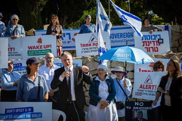 שר החינוך יואב קיש יחד עם חברי תנועת הריבות, מחוץ לכנסת | יונתן זינדל, פלאש 90