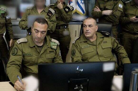 הרמטכ"ל אייל זמיר וראש חטיבת המבצעים ישראל שומר בזמן חיסולו של רמטכ"ל חיזבאללה | דובר צה"ל הרמטכ"ל אייל זמיר וראש חטיבת המבצעים ישראל שומר בזמן חיסולו של רמטכ"ל חיזבאללה | דובר צה"ל