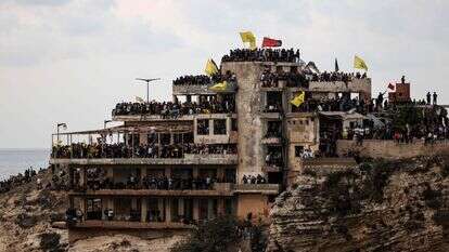 פעילי חזבאללה בבניין נטוש בביירות בספטמבר | AFP פעילי חזבאללה בבניין נטוש בביירות בספטמבר | AFP