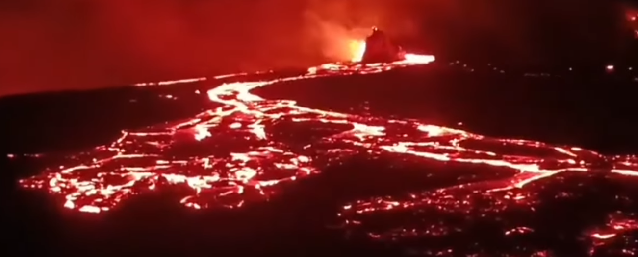 עמודי עשן בגובה 14 ק”מ: הר הגעש התפרץ לראשונה מזה 12 אלף שנה