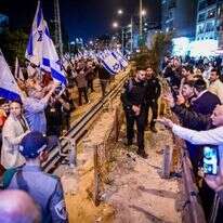 חילונים וחרדים מתווכחים בהפגנה בבני ברק, ארכיון | אבשלום ששוני, פלאש 90