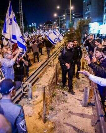 חילונים וחרדים מתווכחים בהפגנה בבני ברק, ארכיון | אבשלום ששוני, פלאש 90