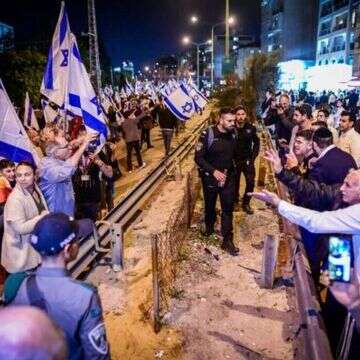 חילונים וחרדים מתווכחים בהפגנה בבני ברק, ארכיון | אבשלום ששוני, פלאש 90