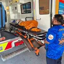 האישה מפונה לבית החולים | AP