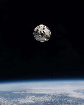 ללית בואינג סטארליינר עם האסטרונאוטים בוץ' וילמור וסוני וויליאמס על סיפונה מתקרבת לתחנת החלל הבינלאומית ב-6 ביוני 2024 | NASA via AP, File