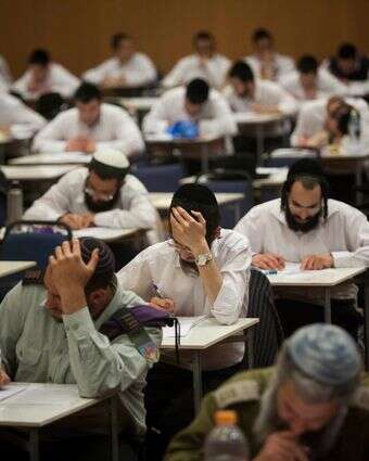 הרשות השלטונית היחידה בישראל שנשים מנועות מלכהן בה בתפקידים מרכזיים. מבחני הסמכה לרבנות | יונתן זינדל, פלאש 90