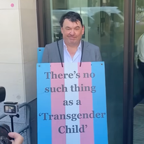 גרהם לינהאן, עם שלט הטוען כי "אין כזה דבר ילד טרנסג'נדר" | צילום מסך מיוטיוב גרהם לינהאן, עם שלט הטוען כי "אין כזה דבר ילד טרנסג'נדר" | צילום מסך מיוטיוב