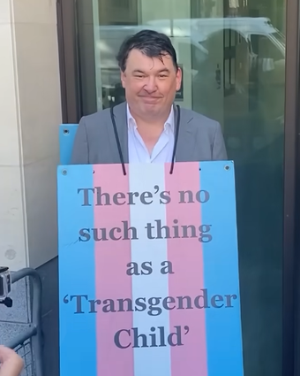 גרהם לינהאן, עם שלט הטוען כי "אין כזה דבר ילד טרנסג'נדר" | צילום מסך מיוטיוב גרהם לינהאן, עם שלט הטוען כי "אין כזה דבר ילד טרנסג'נדר" | צילום מסך מיוטיוב