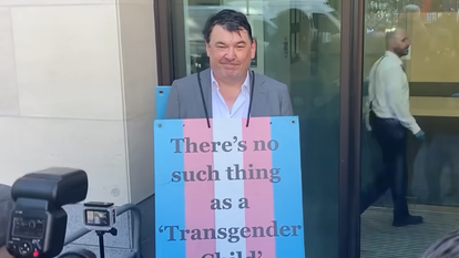 גרהם לינהאן, עם שלט הטוען כי "אין כזה דבר ילד טרנסג'נדר" | צילום מסך מיוטיוב גרהם לינהאן, עם שלט הטוען כי "אין כזה דבר ילד טרנסג'נדר" | צילום מסך מיוטיוב