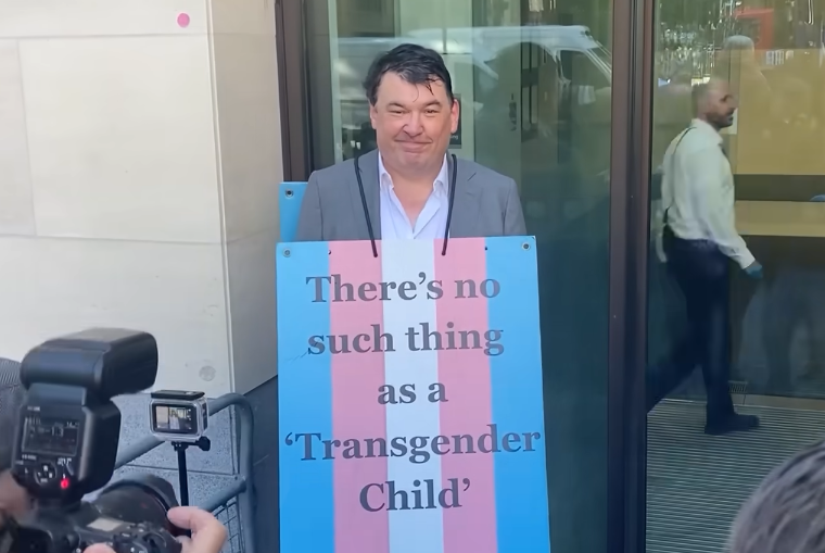 בית משפט בלונדון זיכה קומיקאי שכתב פוסטים נגד טרנסג׳נדר