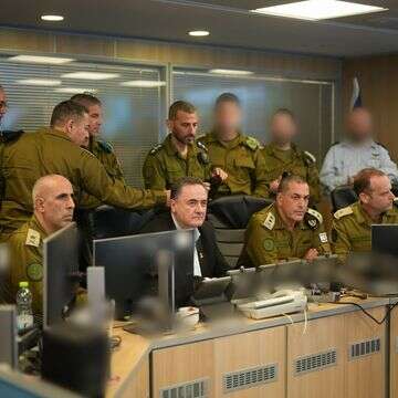 שר הביטחון ישראל כ"ץ, הרמטכ"ל איל זמיר ובכירי צה"ל ב"בור" בעת חיסול רמטכ"ל חיזבאללה טבטבאי | אלעד מלכה, משרד הביטחון שר הביטחון ישראל כ"ץ, הרמטכ"ל איל זמיר ובכירי צה"ל ב"בור" בעת חיסול רמטכ"ל חיזבאללה טבטבאי | אלעד מלכה, משרד הביטחון