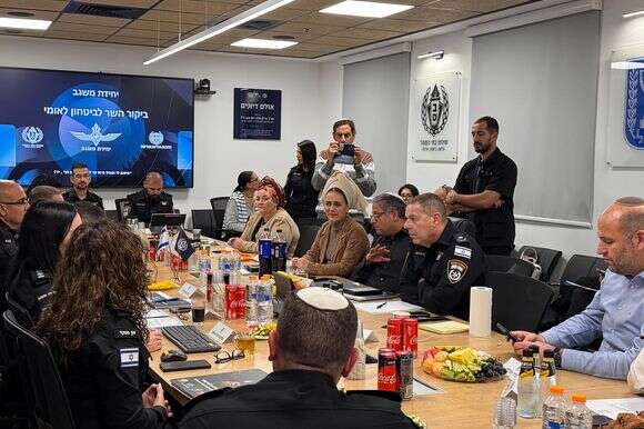 השר לביטחון לאומי איתמר בן גביר במהלך הסיור ביחידת "משגב", היום | דוברות שב"ס השר לביטחון לאומי איתמר בן גביר במהלך הסיור ביחידת "משגב", היום | דוברות שב"ס