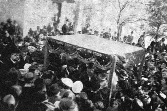 תמונה היסטורית מבית הכנסת העתיק בהונגריה | EMIH