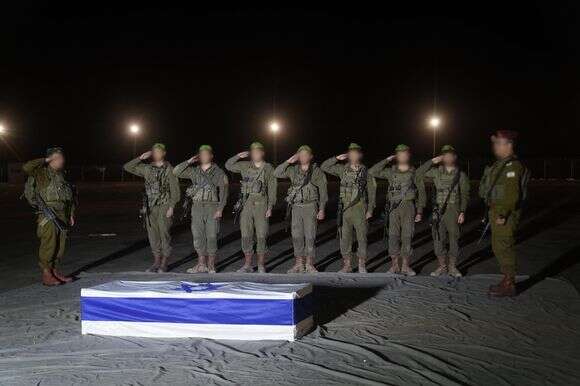 חיילי צה"ל מצדיעים לארונו של דרור אור שהושב משבי חמאס | דובר צה"ל חיילי צה"ל מצדיעים לארונו של דרור אור שהושב משבי חמאס | דובר צה"ל