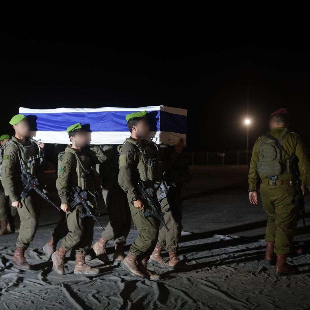 חיילי צה"ל נושאים את ארונו של דרור אור שהושב משבי חמאס | דובר צה"ל