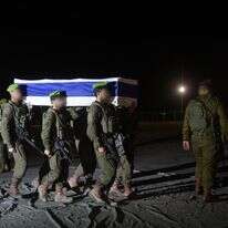 חיילי צה"ל נושאים את ארונו של דרור אור שהושב משבי חמאס | דובר צה"ל חיילי צה"ל נושאים את ארונו של דרור אור שהושב משבי חמאס | דובר צה"ל