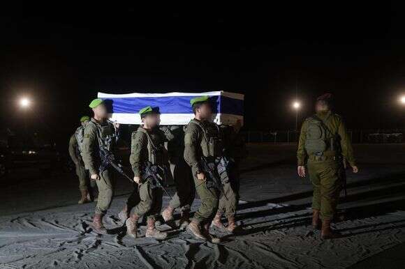 חיילי צה"ל נושאים את ארונו של דרור אור שהושב משבי חמאס | דובר צה"ל חיילי צה"ל נושאים את ארונו של דרור אור שהושב משבי חמאס | דובר צה"ל