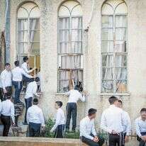 תלמידים בישיבת פוניבז' לאחר פרסום הכרעת השופט דוד חשין בעניין הסכסוך בישיבה, בשבוע שעבר | אריאל מרמור, פלאש 90