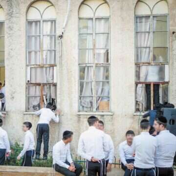 תלמידים בישיבת פוניבז' לאחר פרסום הכרעת השופט דוד חשין בעניין הסכסוך בישיבה, בשבוע שעבר | אריאל מרמור, פלאש 90