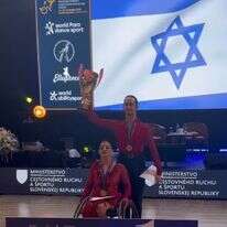הרקדנים הפראלימפיים תומר מרגלית ואוראל כלאף מניפים את הגביע באליפות העולם | מסך מהפייסבוק