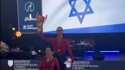 הרקדנים הפראלימפיים תומר מרגלית ואוראל כלאף מניפים את הגביע באליפות העולם | מסך מהפייסבוק