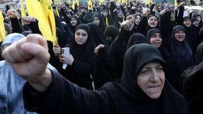 הלווייתו של רמטכ"ל חיזבאללה טבטבאי בדאחייה של ביירות | אי.פי.איי הלווייתו של רמטכ"ל חיזבאללה טבטבאי בדאחייה של ביירות | אי.פי.איי