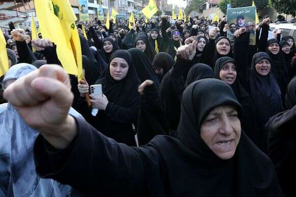 הלווייתו של רמטכ"ל חיזבאללה טבטבאי בדאחייה של ביירות | אי.פי.איי הלווייתו של רמטכ"ל חיזבאללה טבטבאי בדאחייה של ביירות | אי.פי.איי