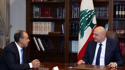 נשיא לבנון ג'וזף עאון ושגריר מצרים בפגישה בביירות | EPA נשיא לבנון ג'וזף עאון ושגריר מצרים בפגישה בביירות | EPA