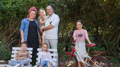 משפחת נבוז'ני, כפר ורדים | אייל מרגולין, ג׳יני