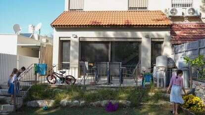 משפחת נבוז'ני, כפר ורדים | אייל מרגולין, ג׳יני