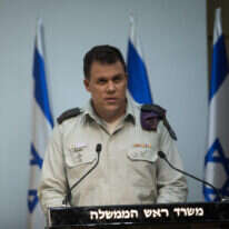 סא"ל (מיל') יהונתן קונריקוס, לשעבר דובר צה"ל לתקשורת הזרה | Lt. Col. Jonathan Conricus, IDF Spokesperson for Foreign Media delivers a statement to the press regarding the Hezbollah tunnels at the Lebanon-Israel border, at the Kneeset, the Israeli parliament in Jerusalem on December 19, 2018. Photo by Hadas Parush/Flash90 *** Local Caption *** éåðúï
ãåáø öä"ì
áùôä
àðâìéú
ãåáø
ùôä æøä
çæáàììä
îðäøåú