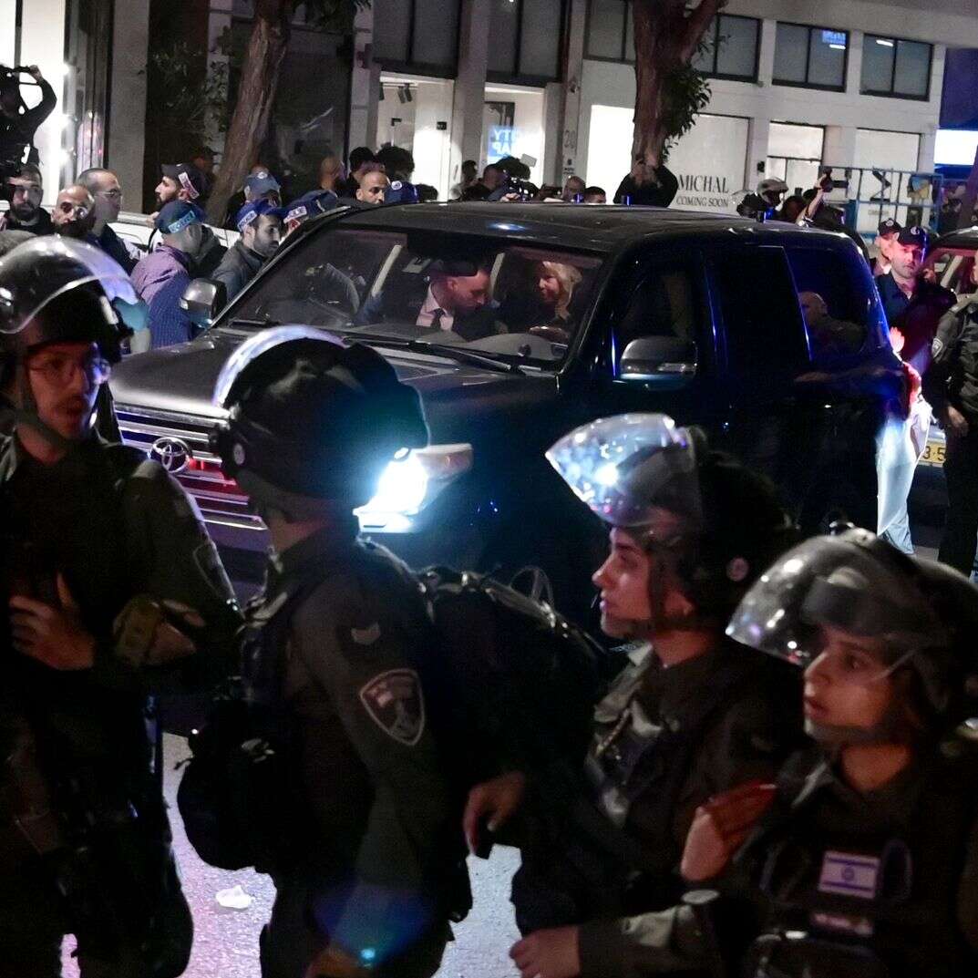 שוטרים סביב מכוניתה של שרה נתניהו במהלך "המצור על המספרה", מרץ 2023 | אבשלום ששוני, פלאש 90 שוטרים סביב מכוניתה של שרה נתניהו במהלך "המצור על המספרה", מרץ 2023 | אבשלום ששוני, פלאש 90