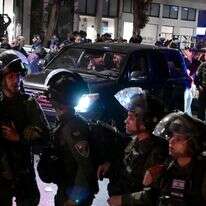 שוטרים סביב מכוניתה של שרה נתניהו במהלך "המצור על המספרה", מרץ 2023 | אבשלום ששוני, פלאש 90